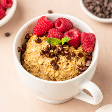 Easy , quick and easy oatmeal mug cake with chocolate and raspberries .