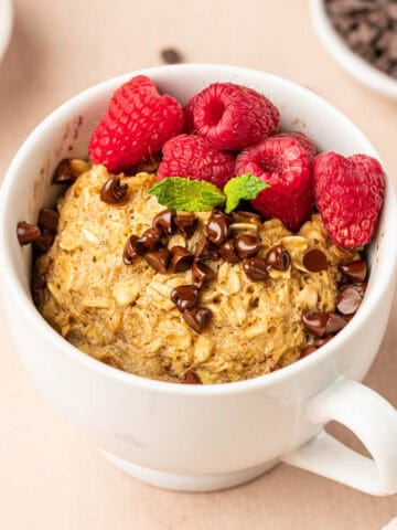 Easy , quick and easy oatmeal mug cake with chocolate and raspberries .