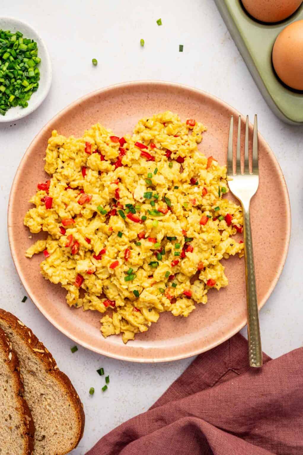Chili Scrambled Eggs Recipe (quick, easy & spicy) - Food Exit Recipes