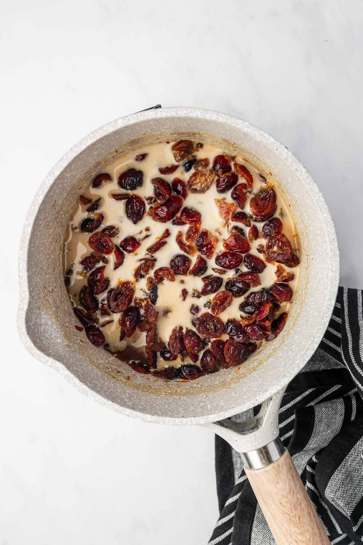 cornstarch being added to make cranberry sauce.