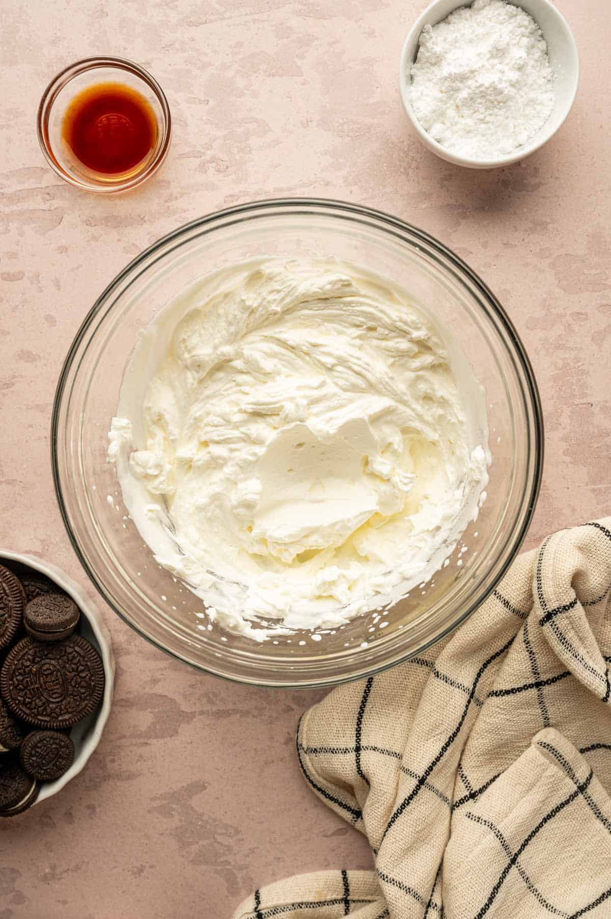 In a glass bowl the cream is whipped to stiff peaks.