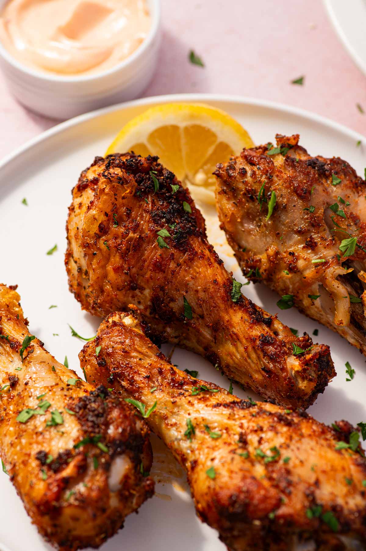 Close-up of crispy air fryer chicken drumsticks with flavorful seasoning.