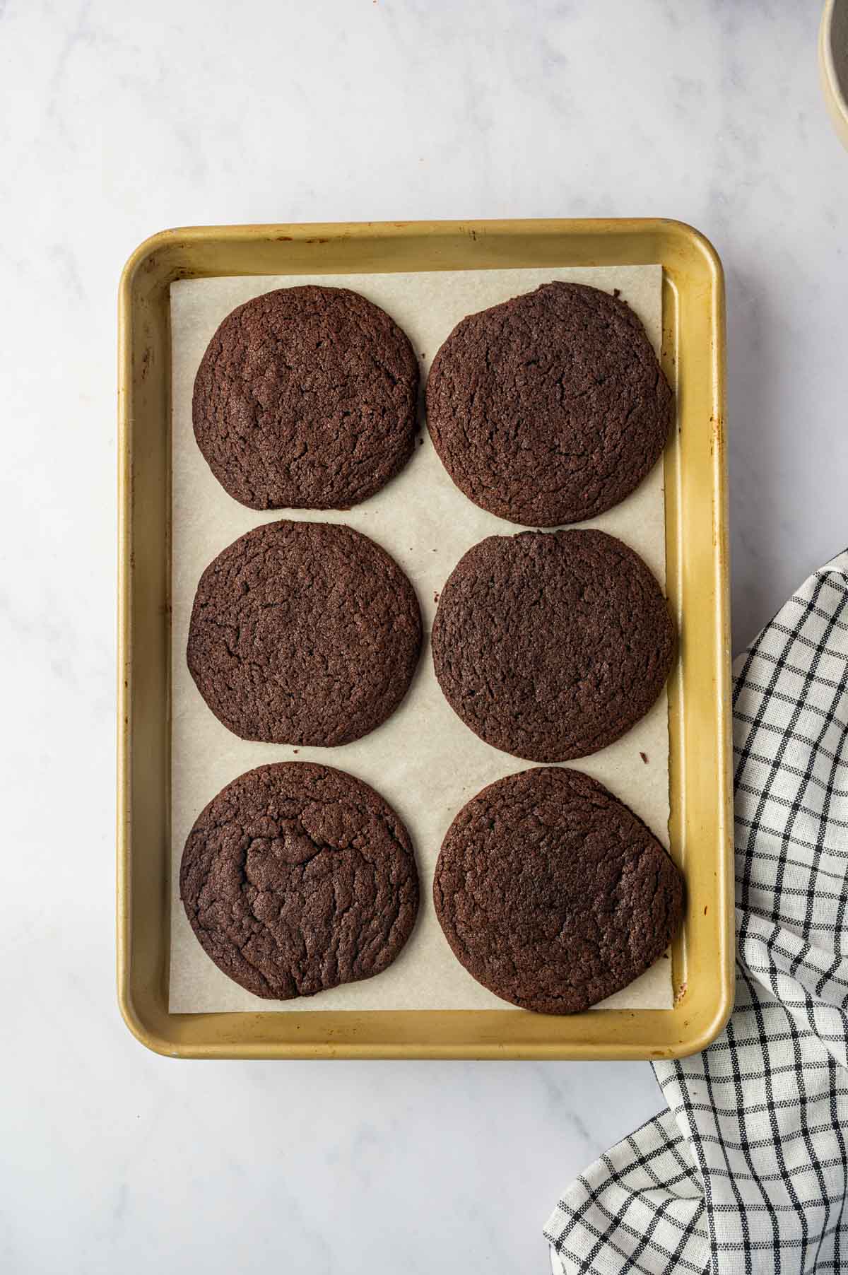 The cookies are geting cooled in the baking tray